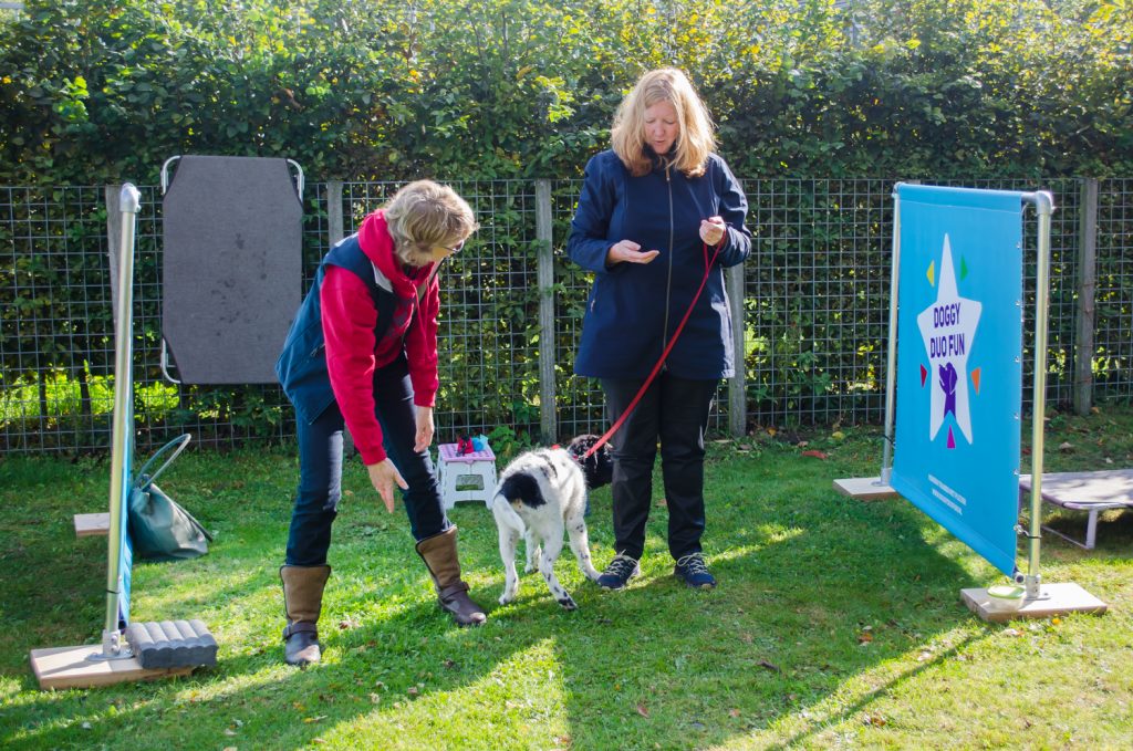 Renate van hondenschool Doggy Duo Fun legt een spel uit